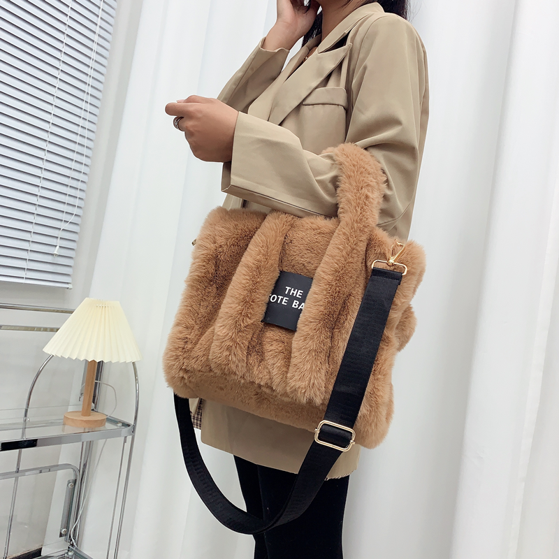 sac bandoulière fausse fourrure porte main camel