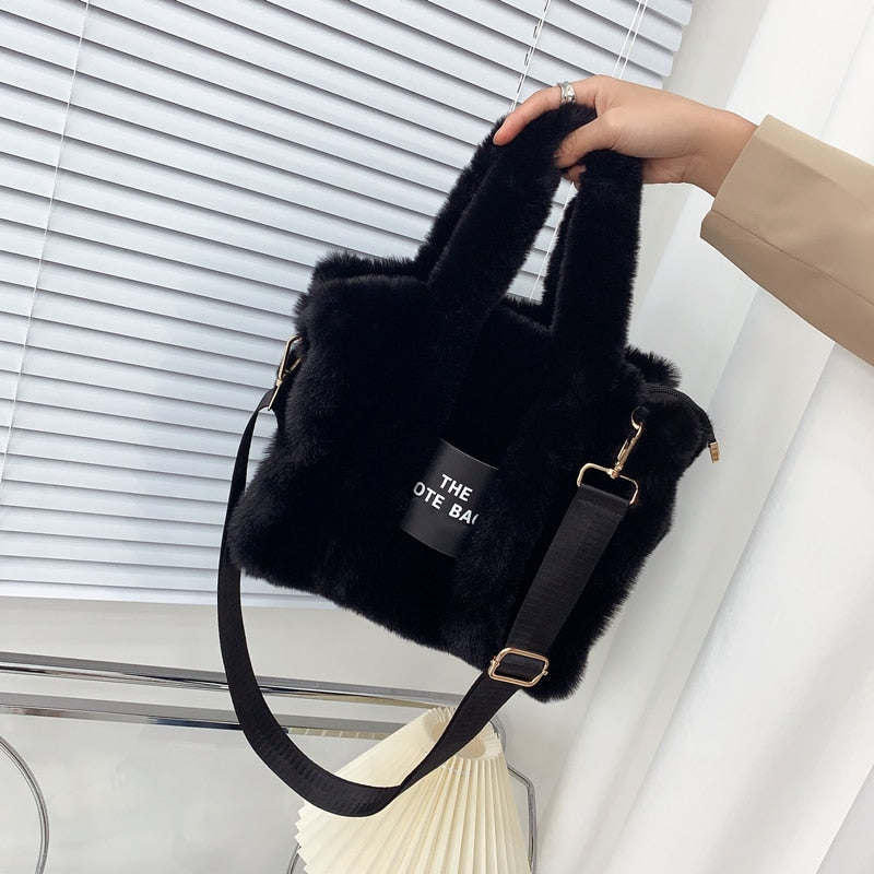 sac bandoulière fausse fourrure noir
