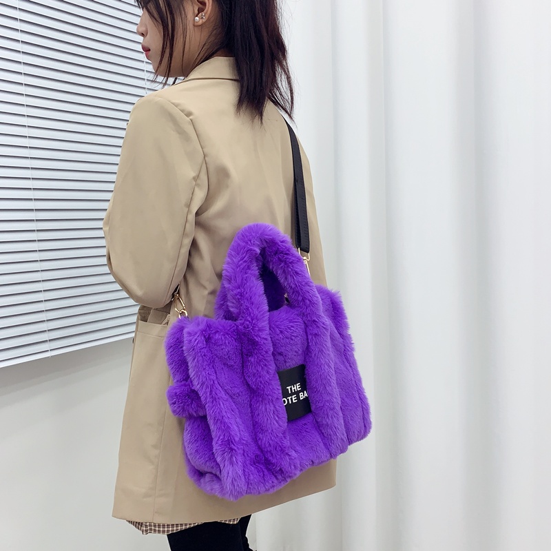 sac bandoulière fausse fourrure violet porte croise
