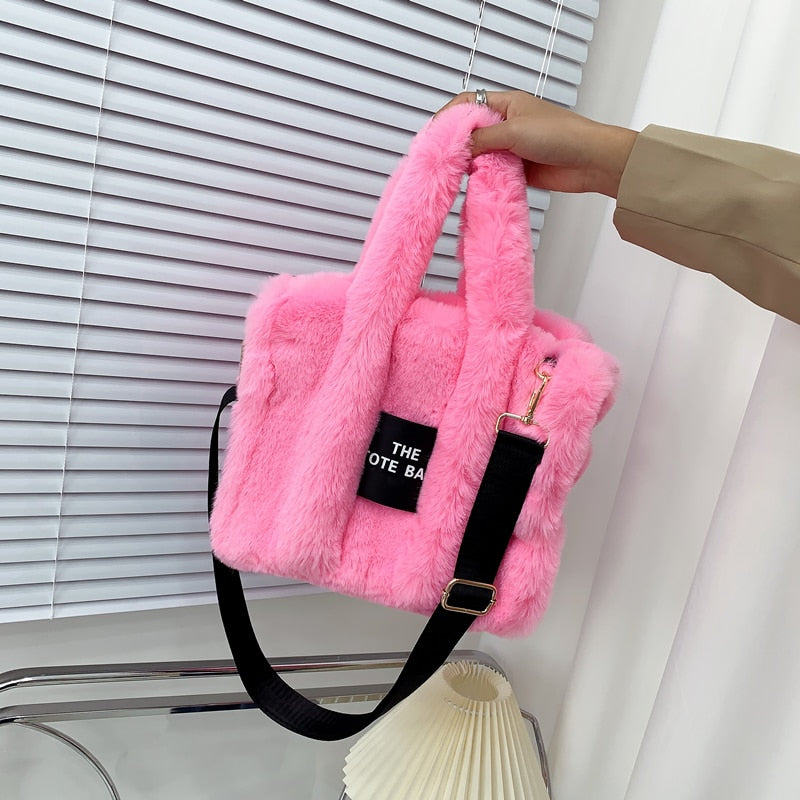 sac bandoulière fausse fourrure rose