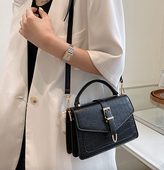 petit sac a main simili cuir croco noir