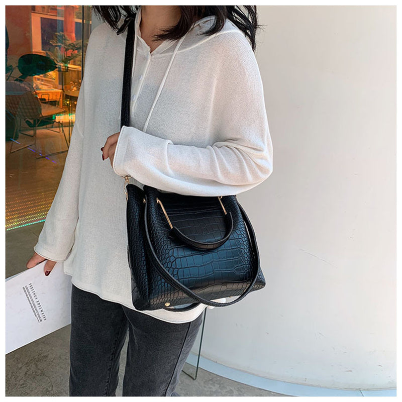 sac a main noir effet croco en bandouliere