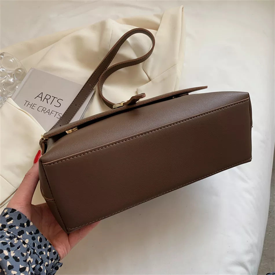 dessous du sac a main en bandouliere