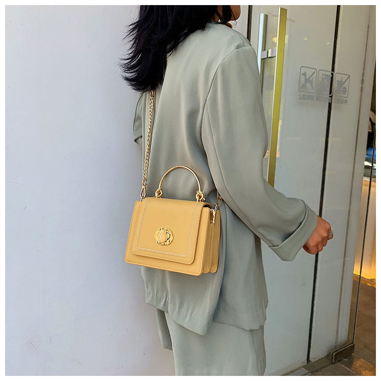 sac a main bandouliere chaine en cuir jaune
