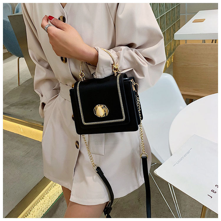 sac a main chaine noir et or