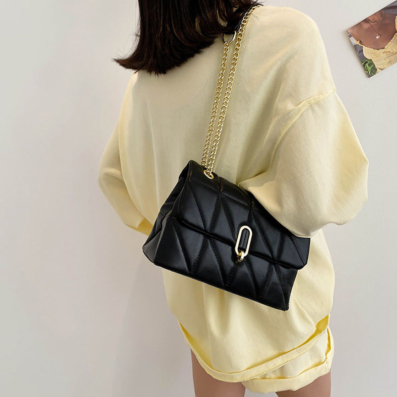 sac bandoulière noir chaine dorée porte epaule