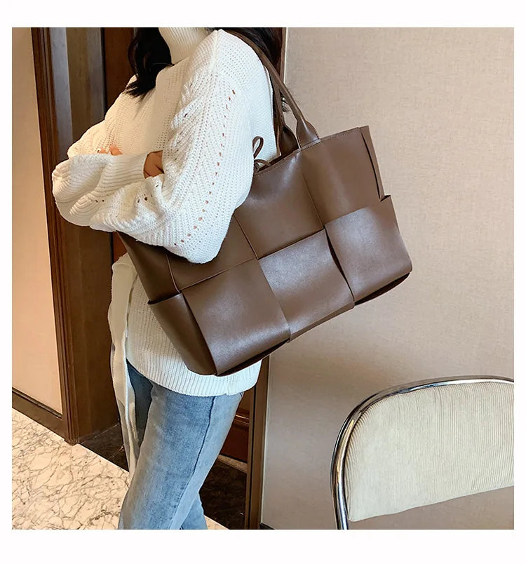 grand sac cuir femme marron porté épaule