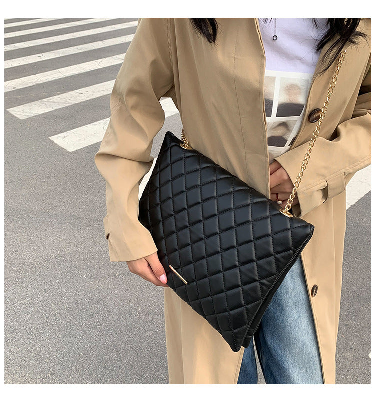 sac a main capitonne noir avec chaine dore