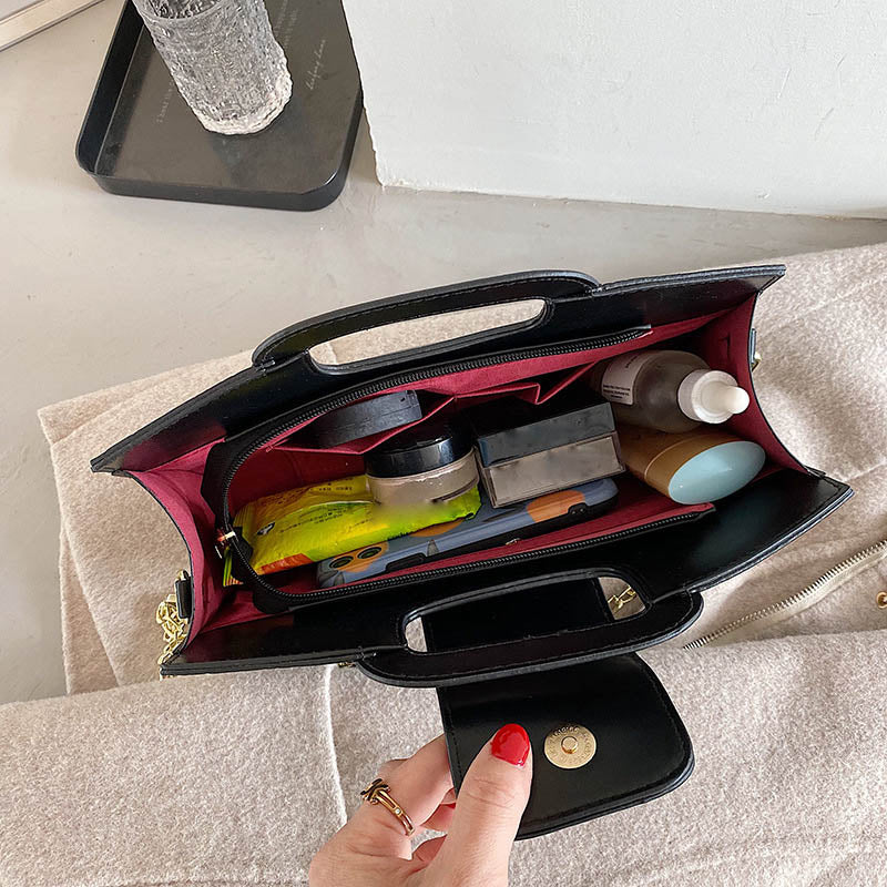 sac a bandouliere noir avec chaine fermeture à zip