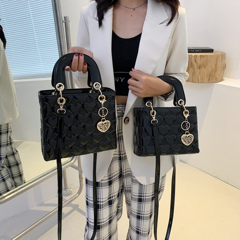 sac bandouliere noir brillant glamour