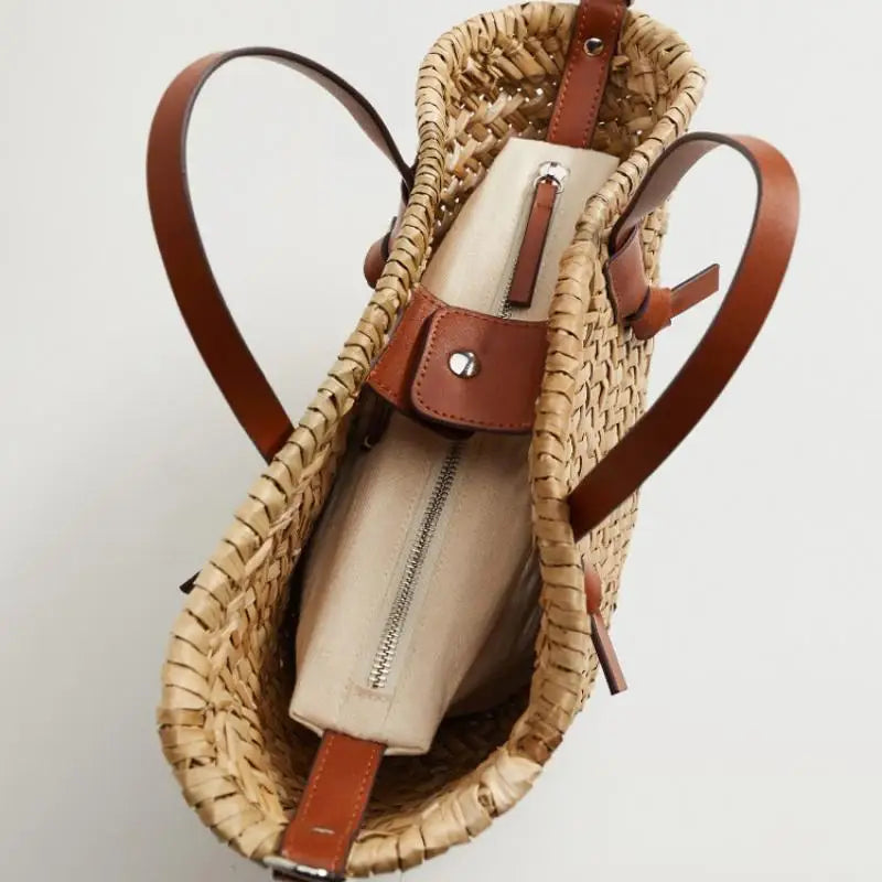 intérieur du sac d'été en paille