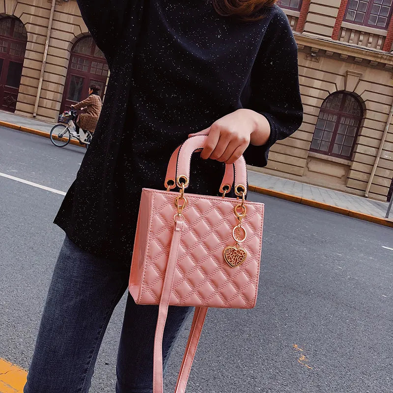 sac a main bandouliere matelasse rose porte a la main