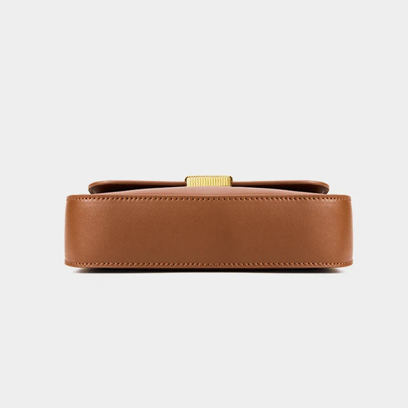 dessous du petit sac de luxe camel