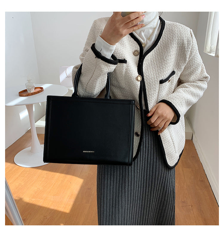 sac a main carre noir geometrique