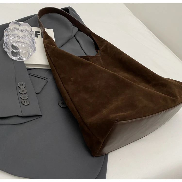 détails du sac en daim marron