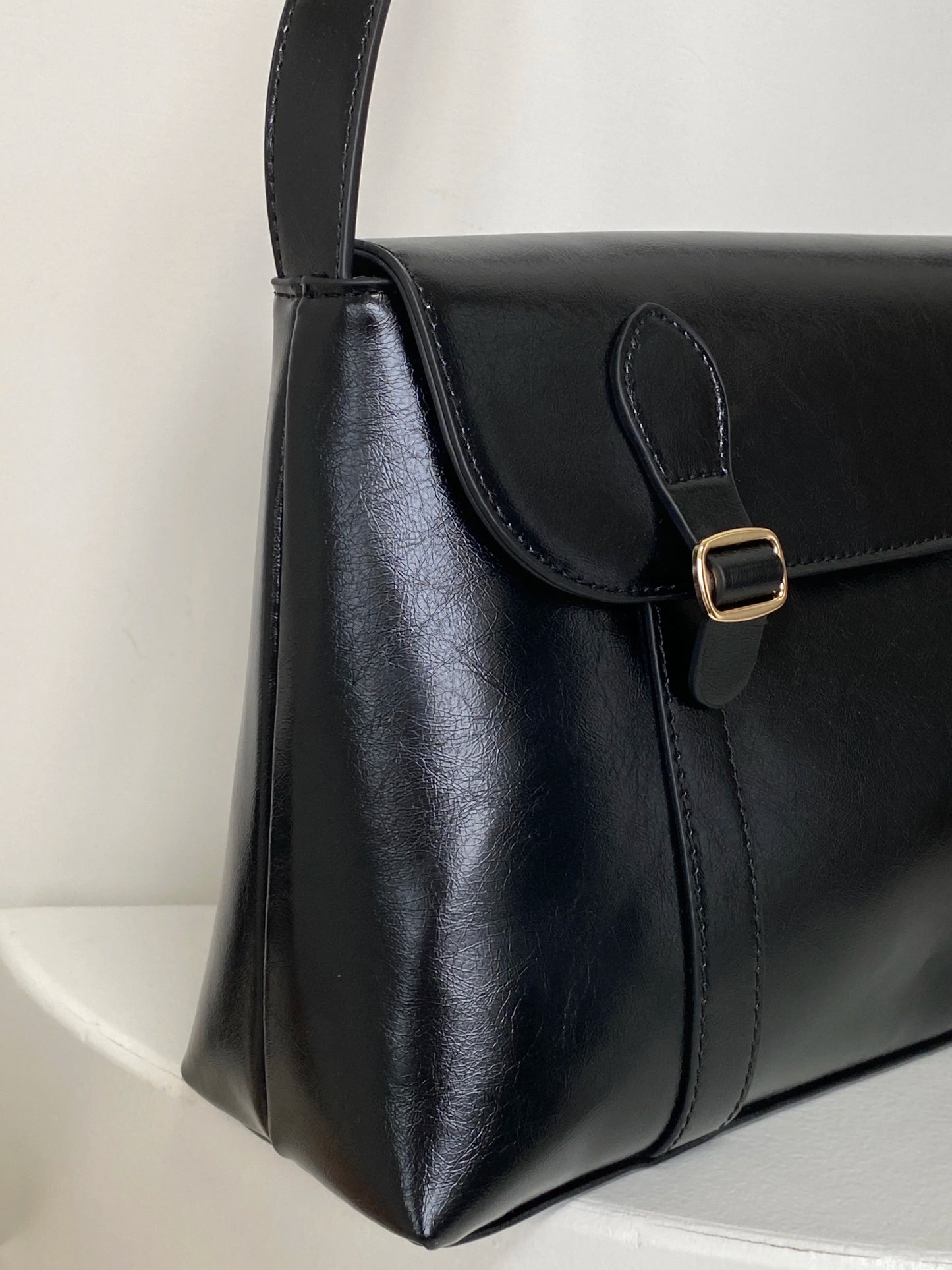sac a main besace noir en similicuir