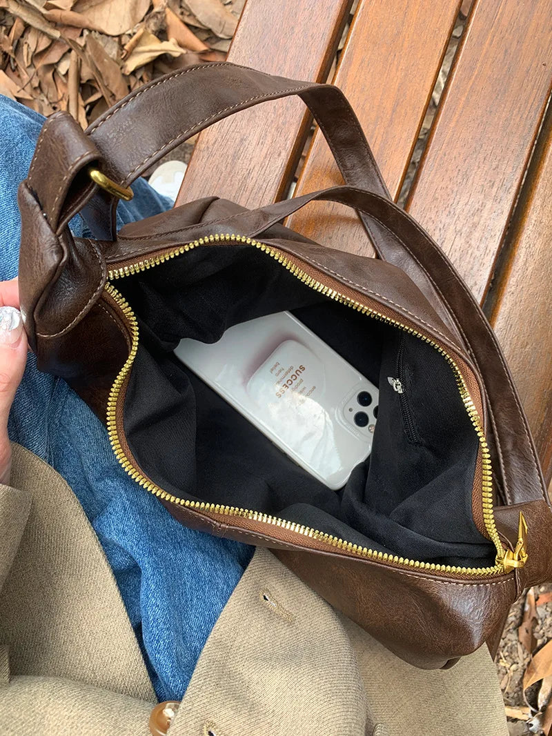 intérieur du sac à main jeune fille tendance