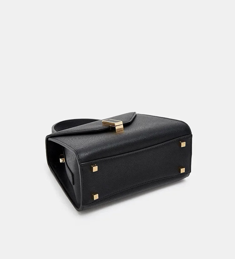 dessous du sac de luxe noir