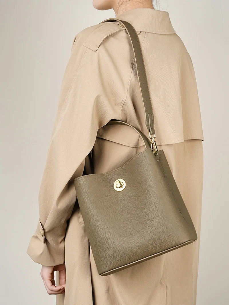 sac seau en cuir porté épaule