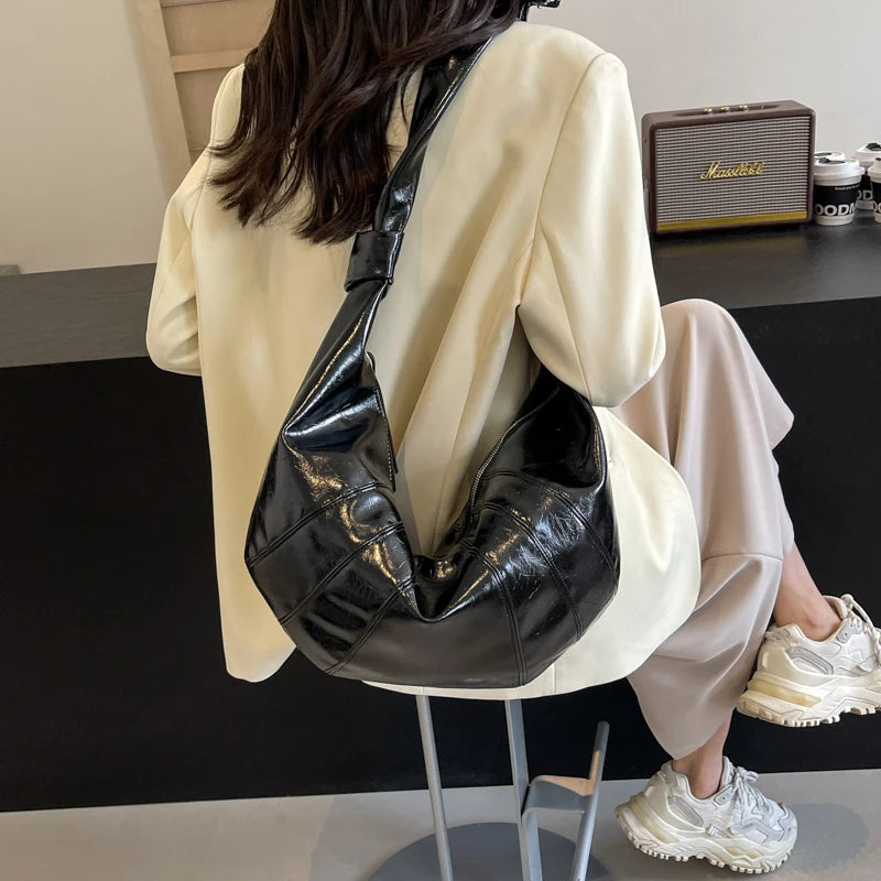 grand sac banane noir porté