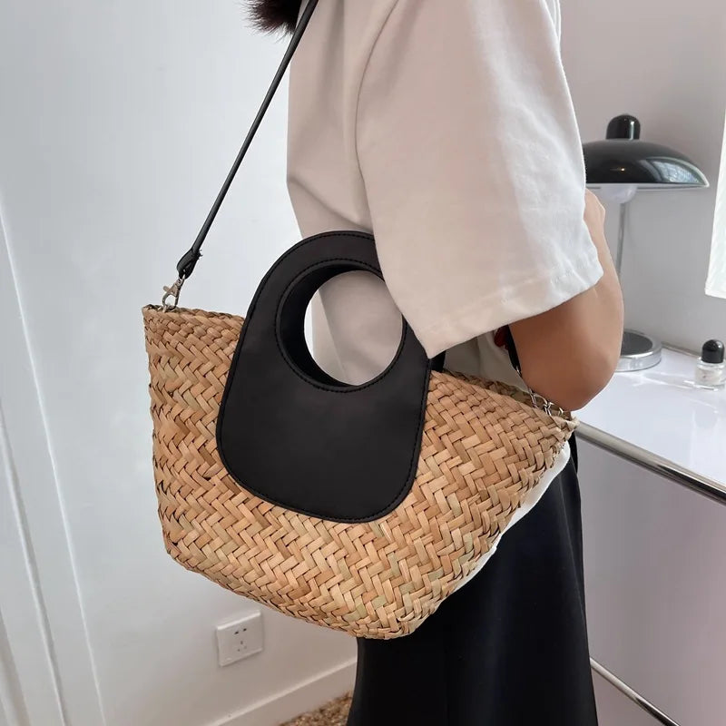 sac bandoulière femme en paille noir porté à l'épaule