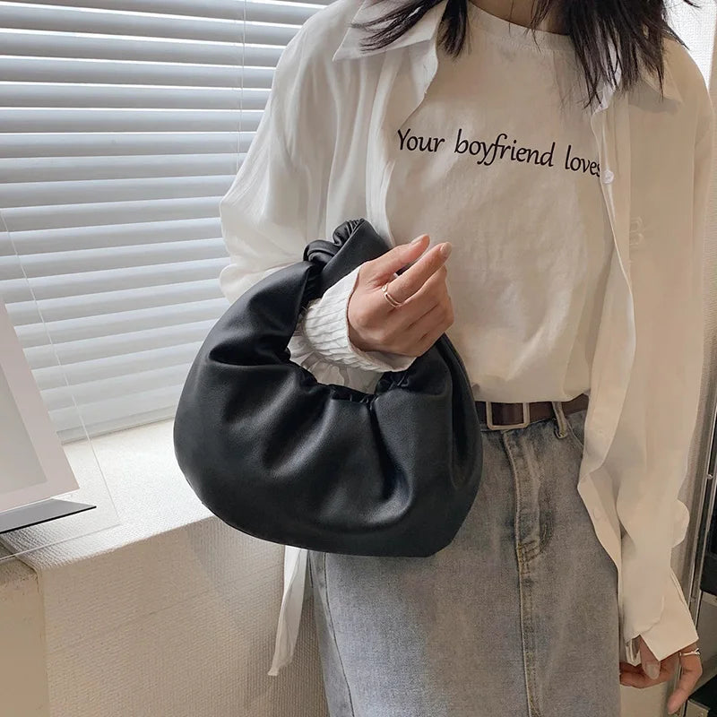 petit sac noir porté au bras