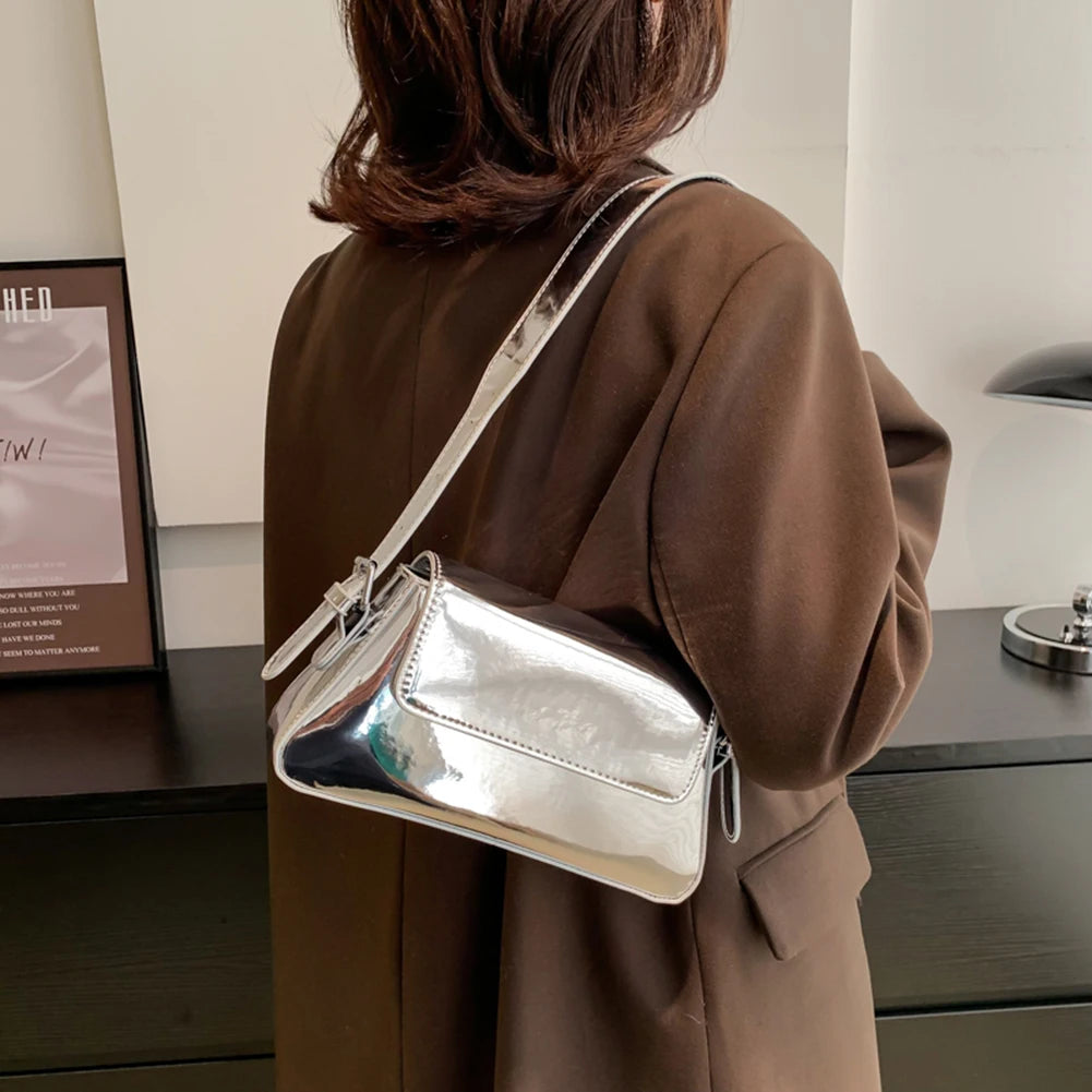 petit sac en similicuir argenté
