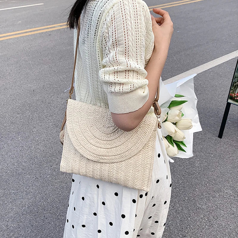 sac en paille bandouliere porté