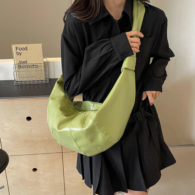 sac banane vert porté croisé