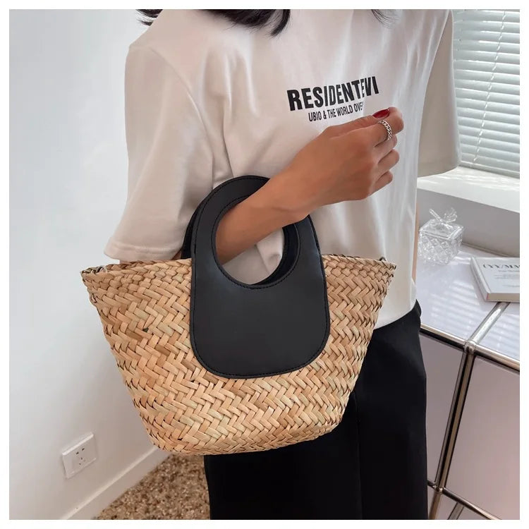 sac en paille et cuir porté à la main