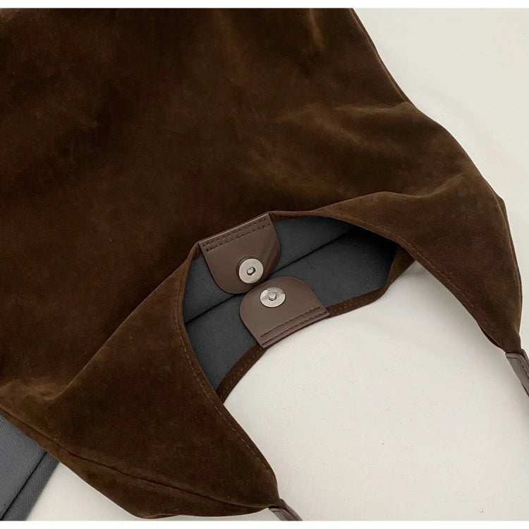 fermeture aimanté du sac besace en daim