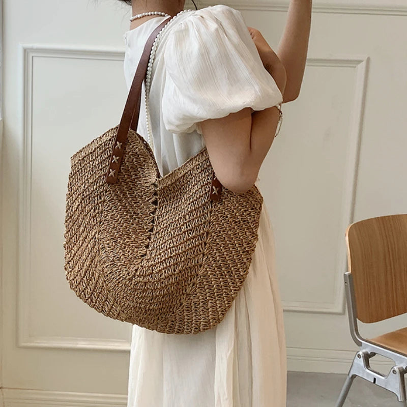 sac en paille marron porté à l'épaule