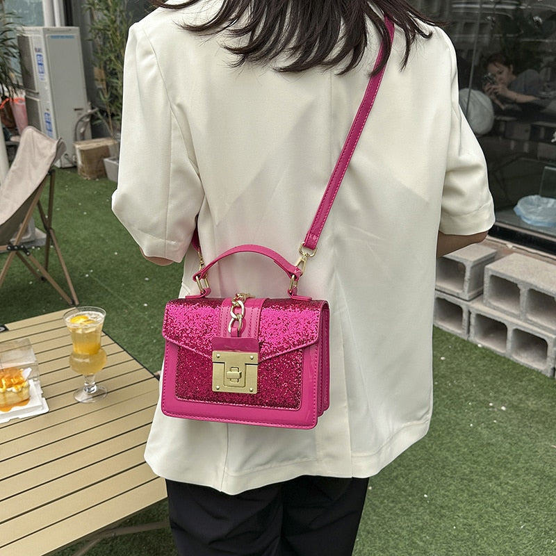 sac a main a paillettes fuchsia porte