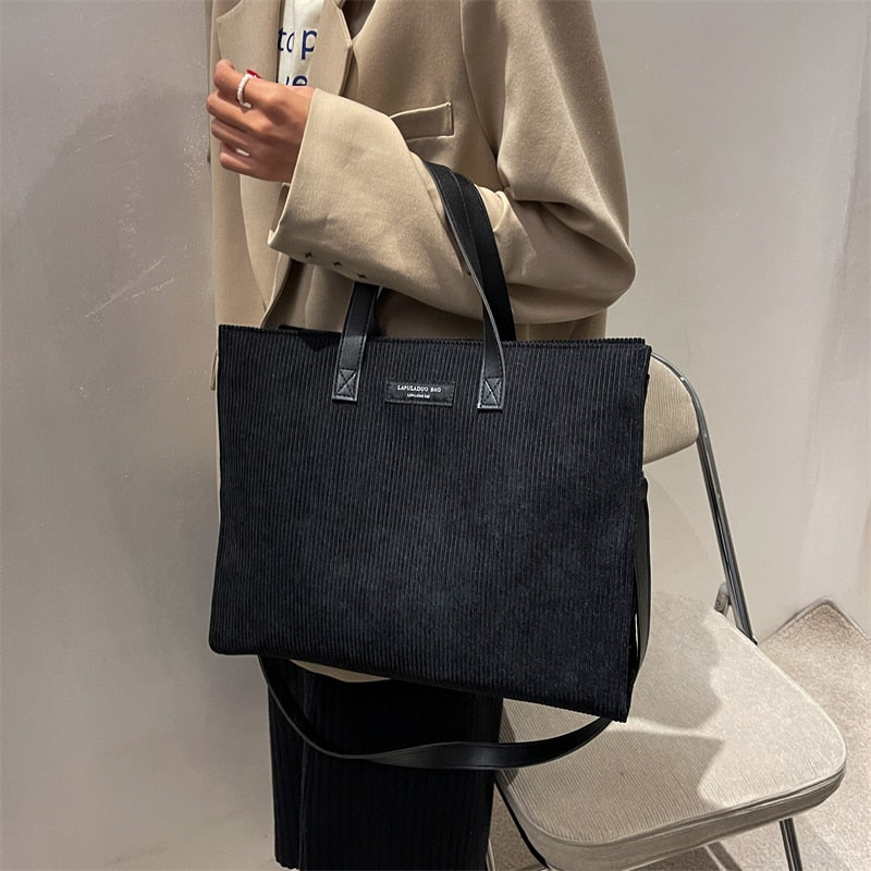 sac a main noir rigide velours
