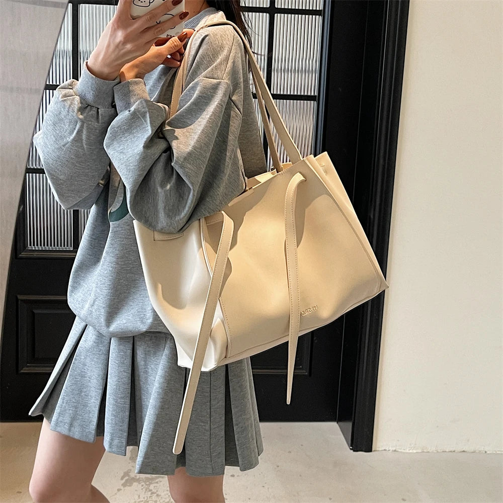 sac de cours etudiante porté épaule