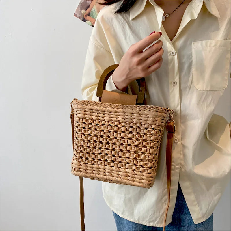 sac bandouliere raphia porte a la main