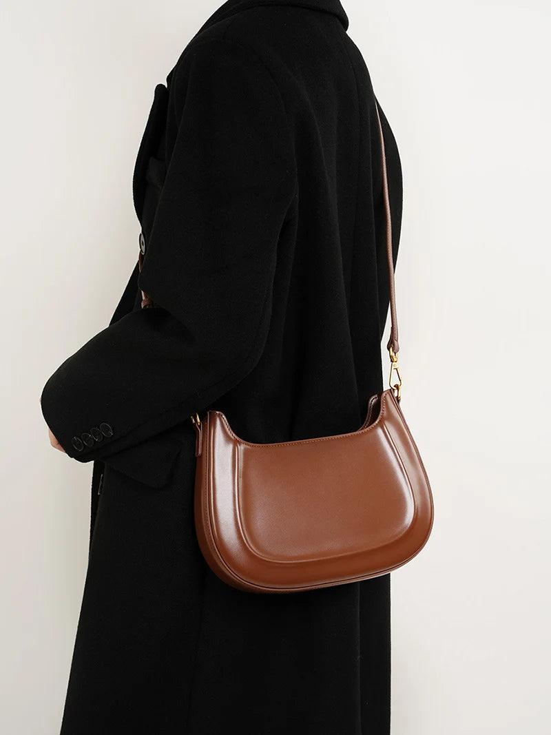 petti sac cuir marron porté en bandoulière