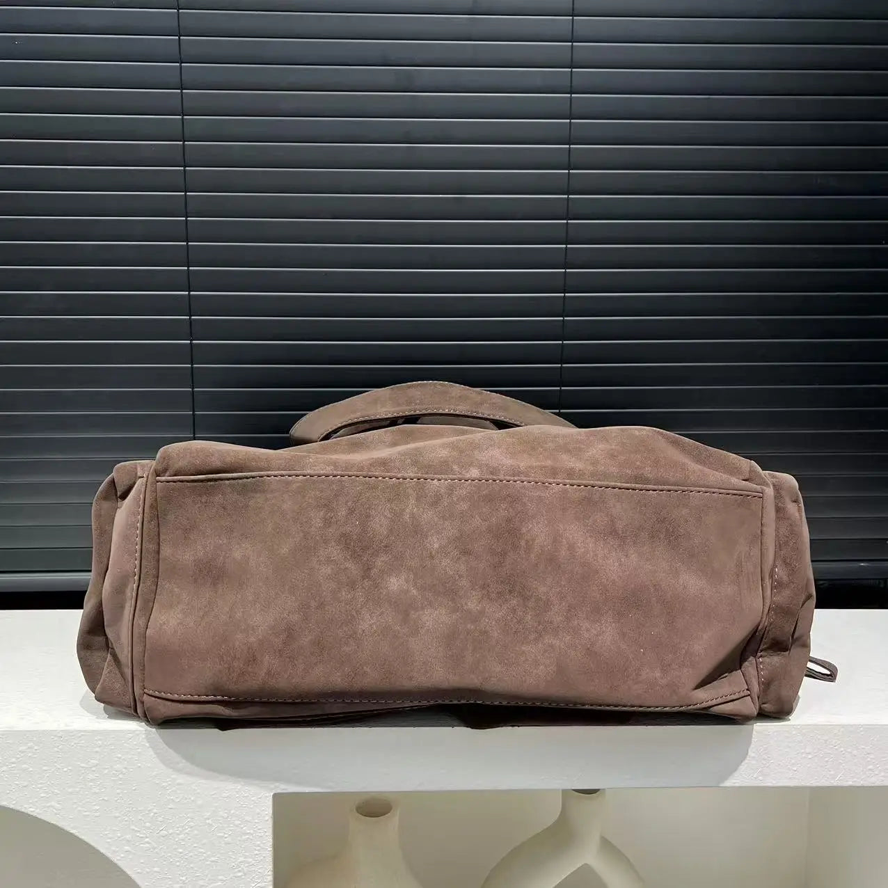 dessous du grand sac en daim marron