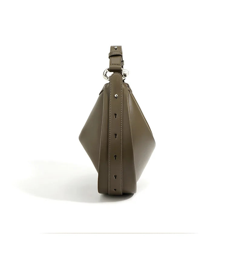 détails de la sangle du petit sac cuir femme