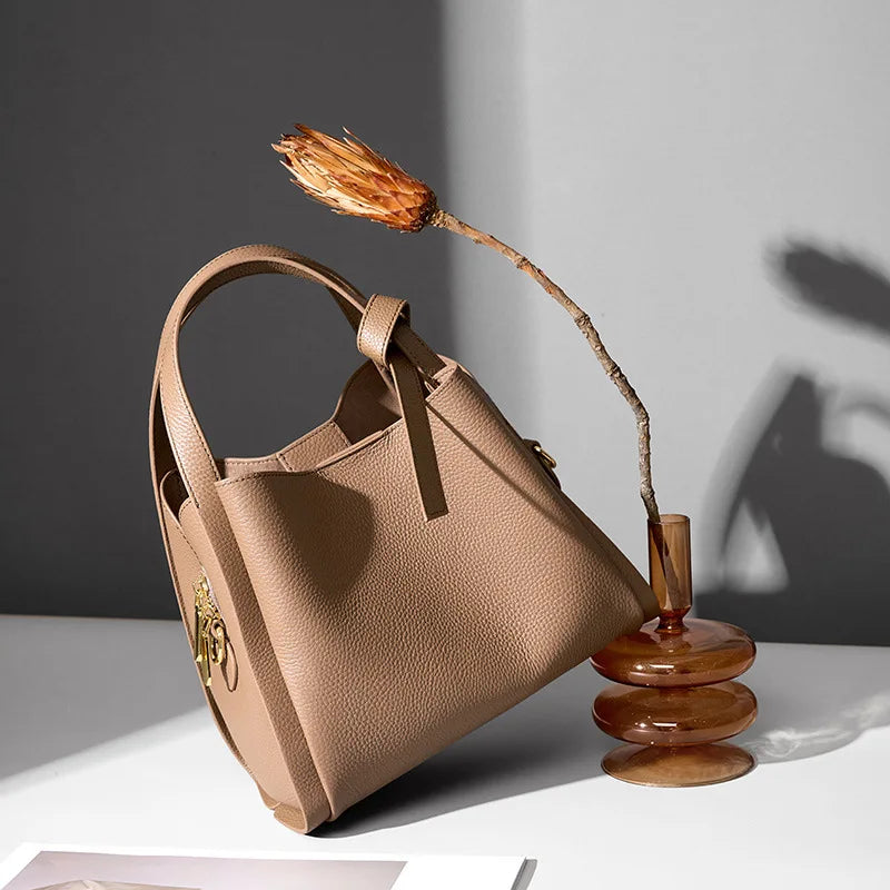 sac a main luxe marron en cuir gaine
