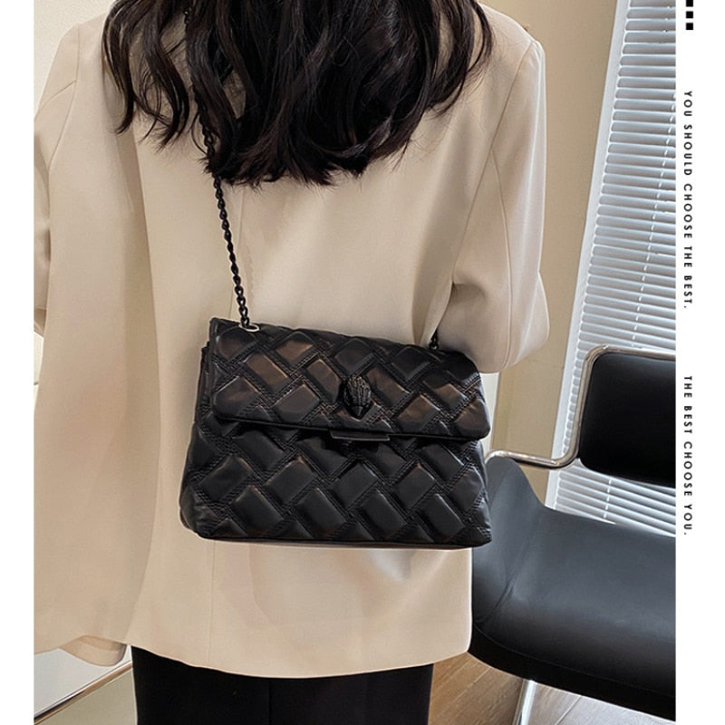 sac noir matelassé avec chaine en bandoulière tendance
