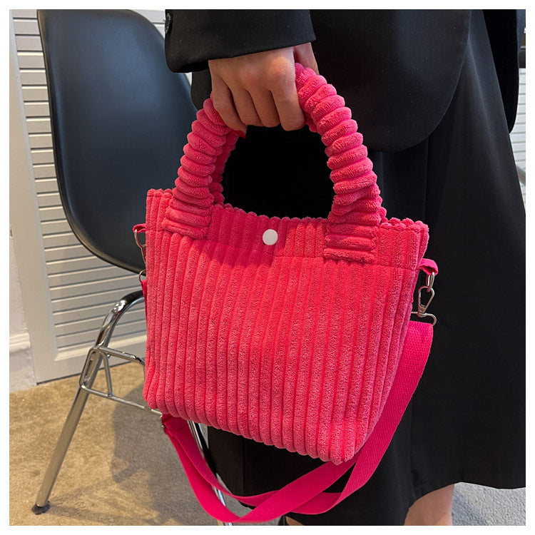 sac bandoulière velours côtelé fuchsia