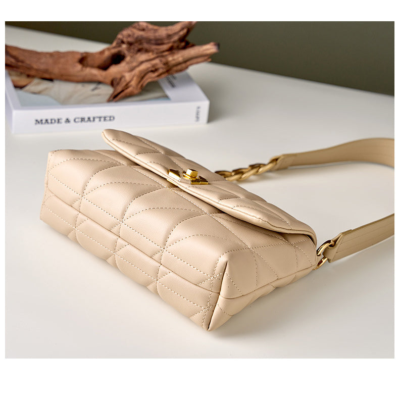 sac en cuir beige matelasse avec details dore