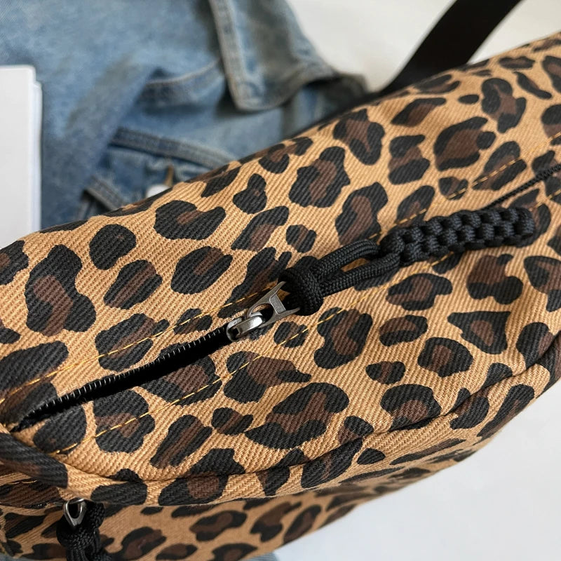 détails du sac banane femme leopard
