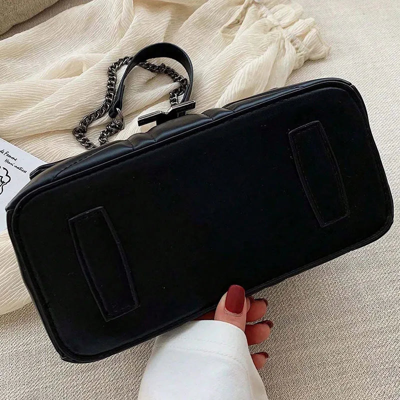 dessous du sac a main matelasse noir