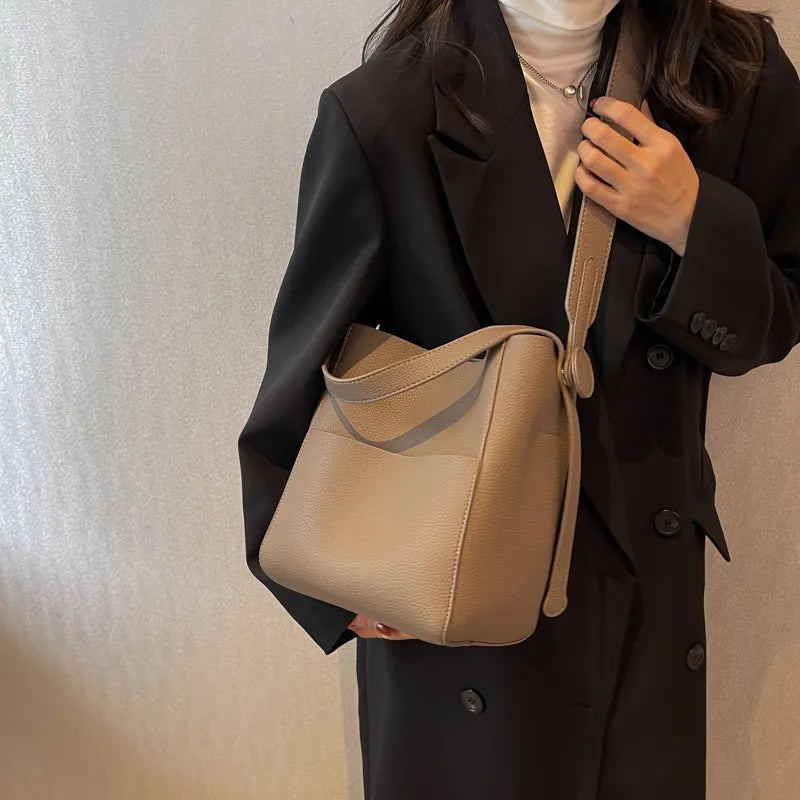 grand sac a main bandouliere avec un trench noir