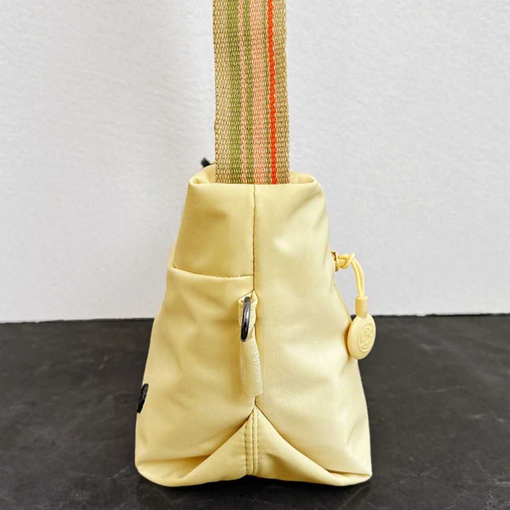 détails du sac banane de voyage jaune