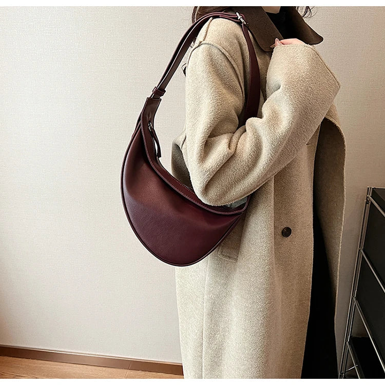 sac banane porté épaule bordeaux en cuir