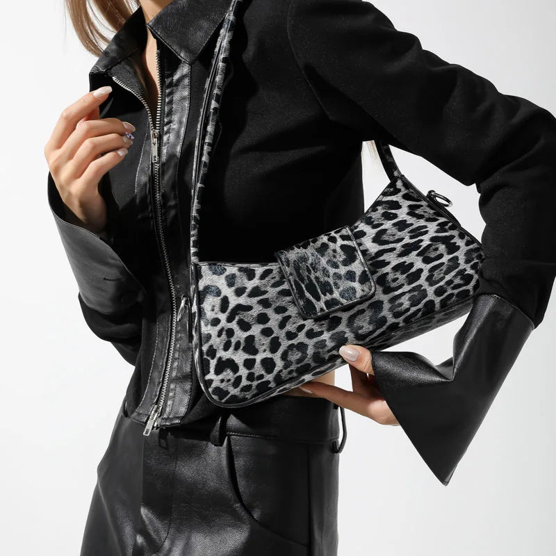 sac baguette leopard porté a l'épaule