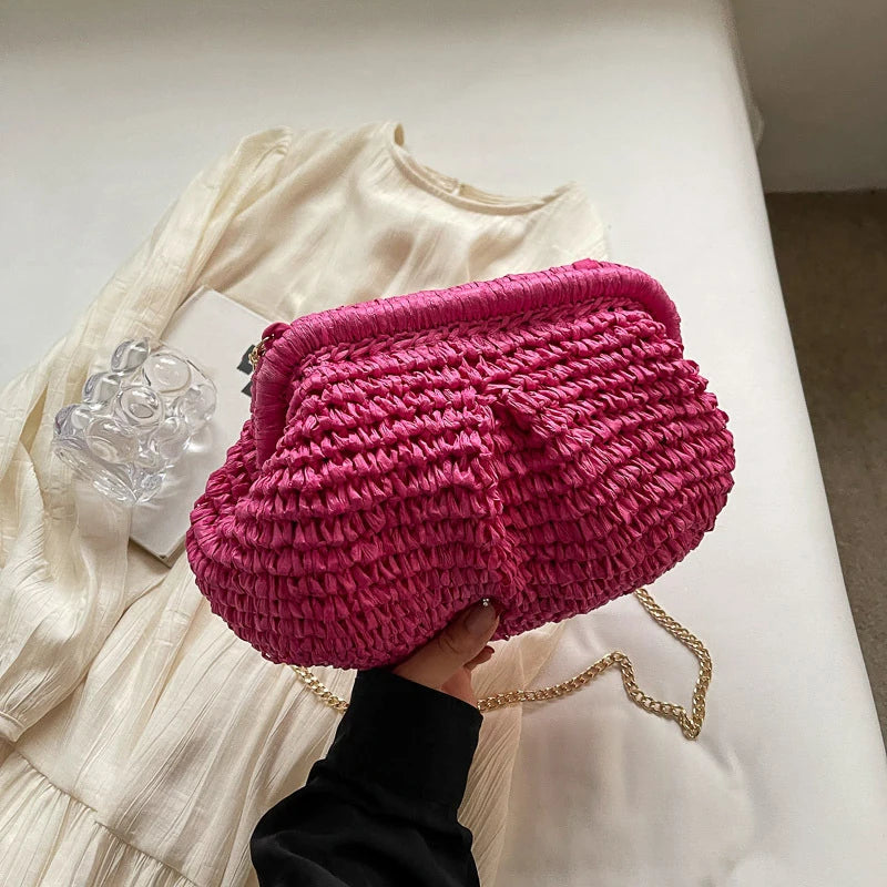 pochette rose en paille tresse